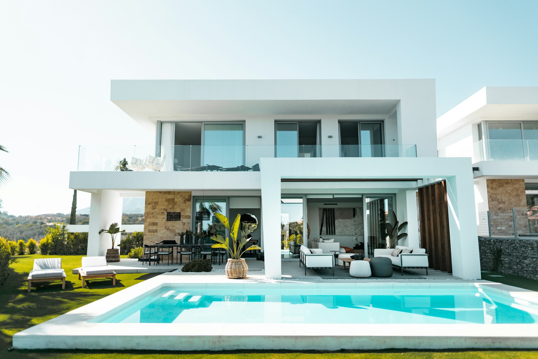 Inspiration de façade contemporaine blanche et pierre naturelle