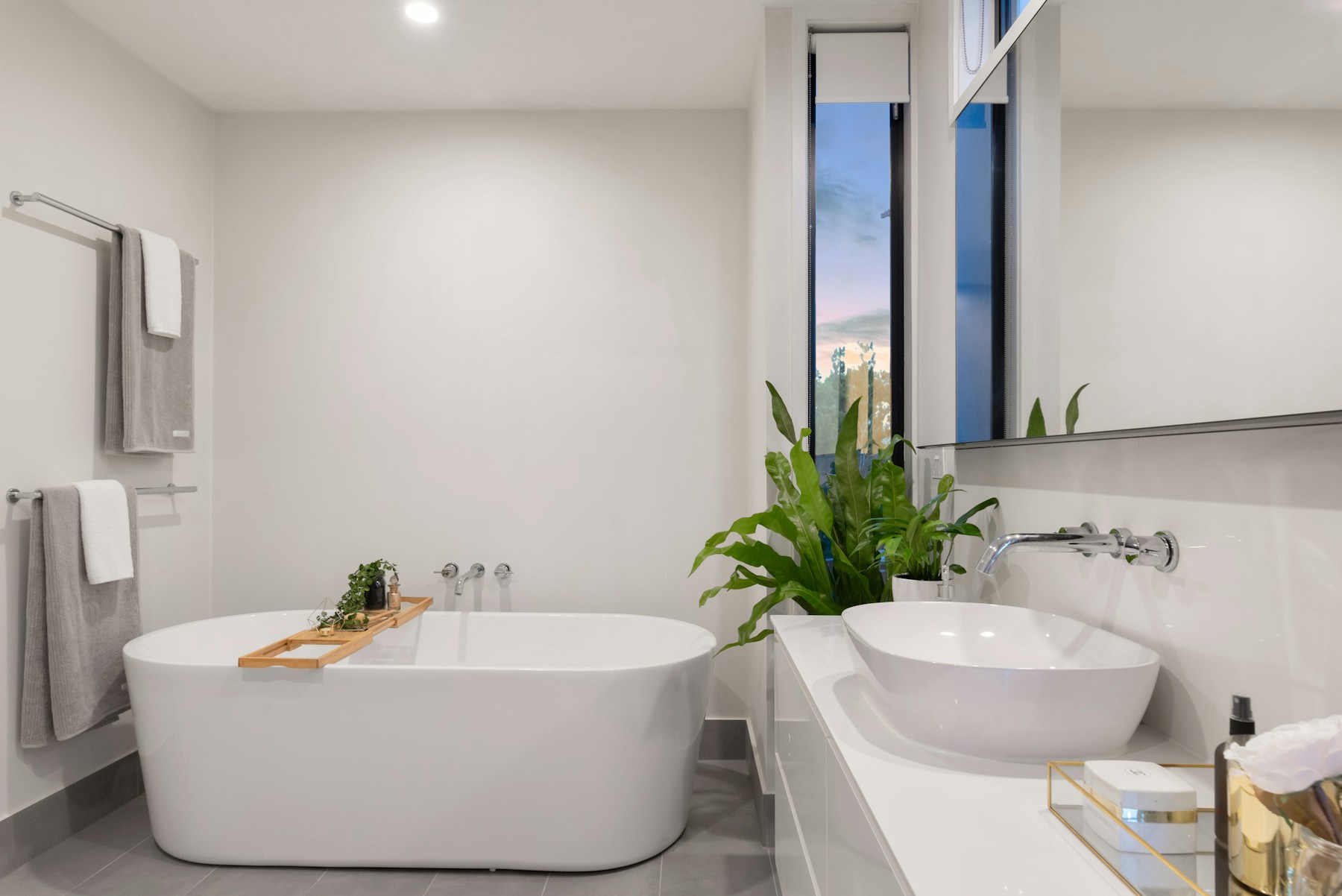 Salle de bain contemporaine avec baignoire îlot